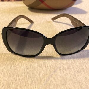 Burberry women sunglass